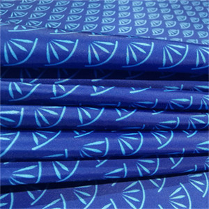 70gsm kalanderend de 100 Geweven die Laminering van de Polyesterstof voor Jasjes wordt gedrukt