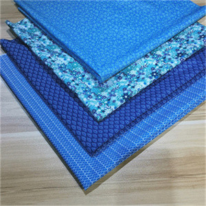 70gsm kalanderend de 100 Geweven die Laminering van de Polyesterstof voor Jasjes wordt gedrukt